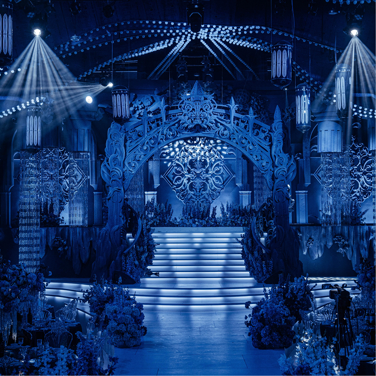 鱼群穿梭流光缝隙