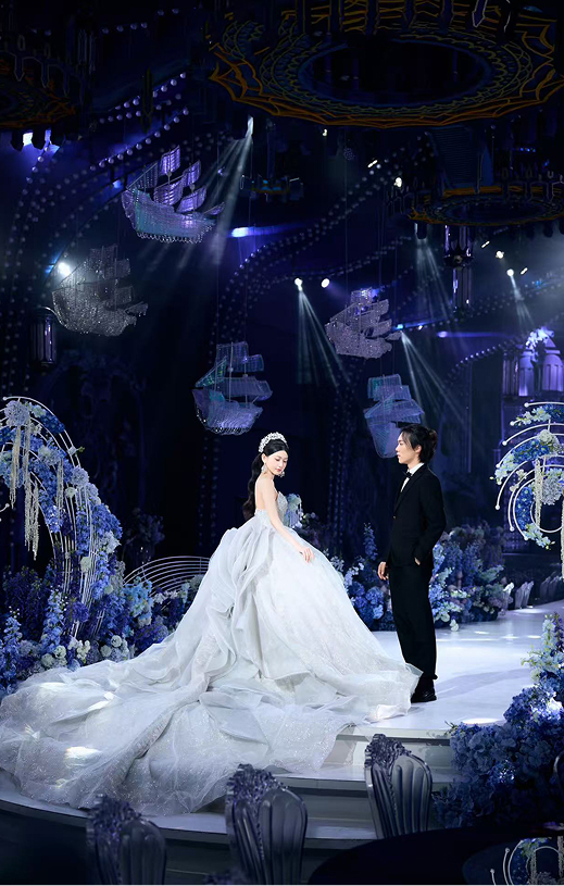 鱼群穿梭流光缝隙